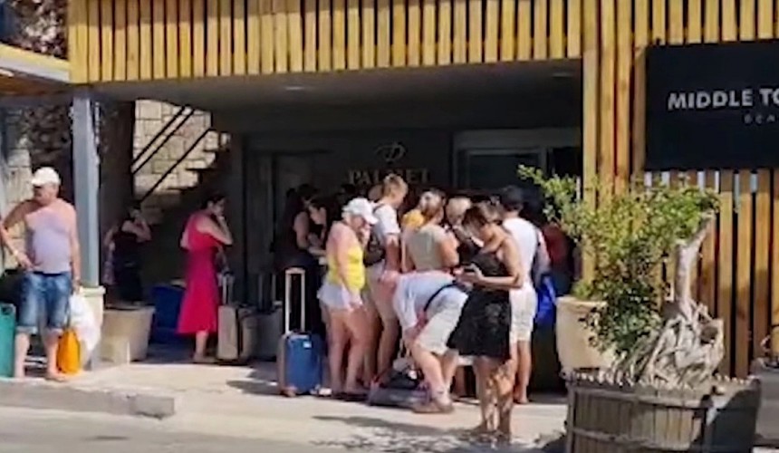 Постояльцев турецкого отеля выставили на улицу с чемоданами