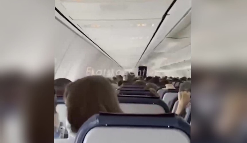 Видео с попаданием молнии в самолет Екатеринбург – Сочи оказалось старым