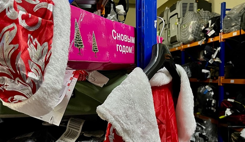 Летом пассажиры Домодедово умудрились потерять костюм Деда Мороза и 11 тыс. других вещей