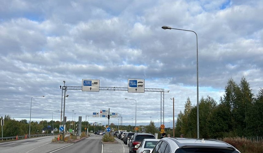 Туристы из России стоят в многочасовых пробках на границе с Финляндией