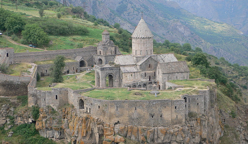 Туристы в Армении продолжают запланированный отдых