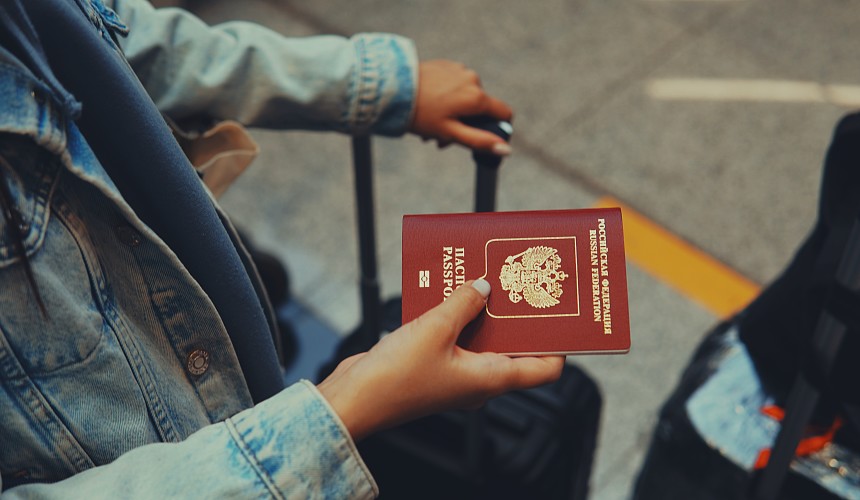 Как получить загранпаспорт: туристам выдают биометрические документы по старым заявлениям