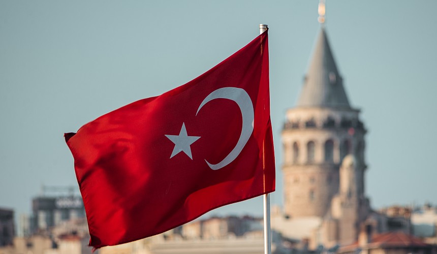 Глава МИД Турции обвинил оппозицию Эрдогана в снижении турпотока из РФ на местные курорты