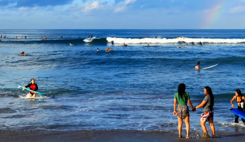Неочищенные стоки из канализации делают опасными для отдыхающих пляжи на Бали