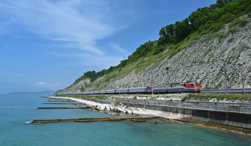 Поезд в Крым: туристы недовольны решением перевозчика сделать состав в аэропорт Сочи полностью купейным