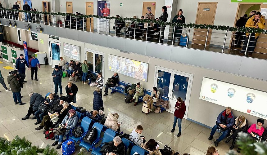 Аэропорт Новокузнецка закрыли из-за обледенения взлетной полосы
