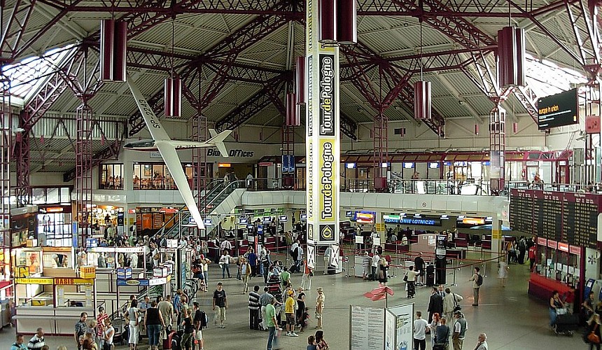 Как попасть в Европу для россиян: туристку из России заперли в аэропорту Варшавы