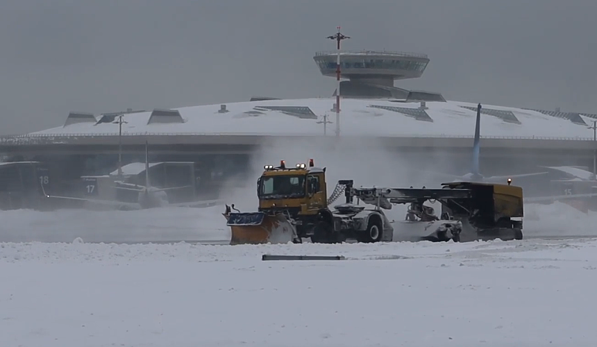 Задержки рейсов из-за непогоды в Москве составили от одного до трех часов