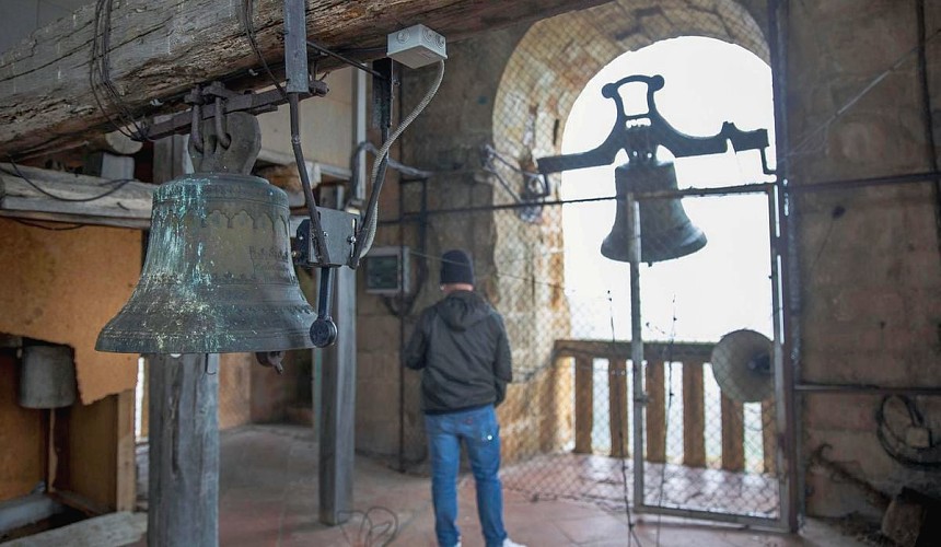 Нелепая смерть: в Каталонии удар церковного колокола убил туриста