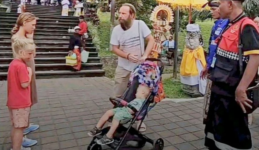 Новости Бали: семью россиян попросили уйти из храма из-за неподобающей одежды